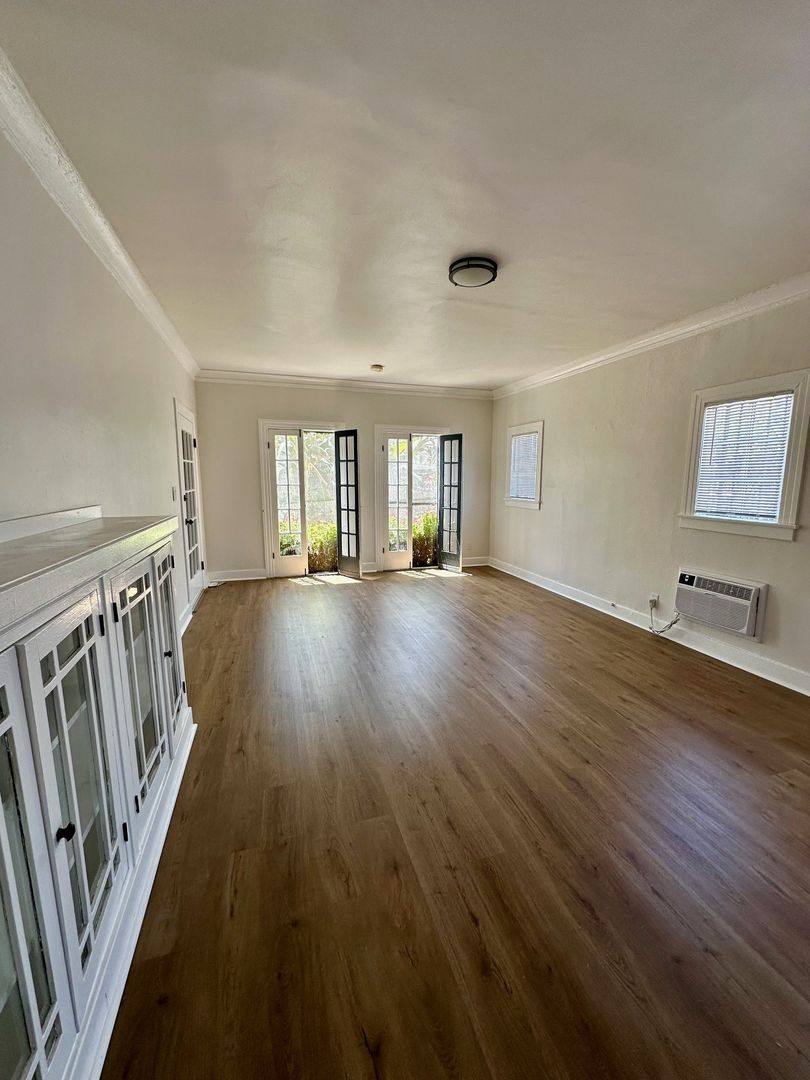 Apartment for rent at 2616-2618 Buckingham Rd, Los Angeles, CA 90016