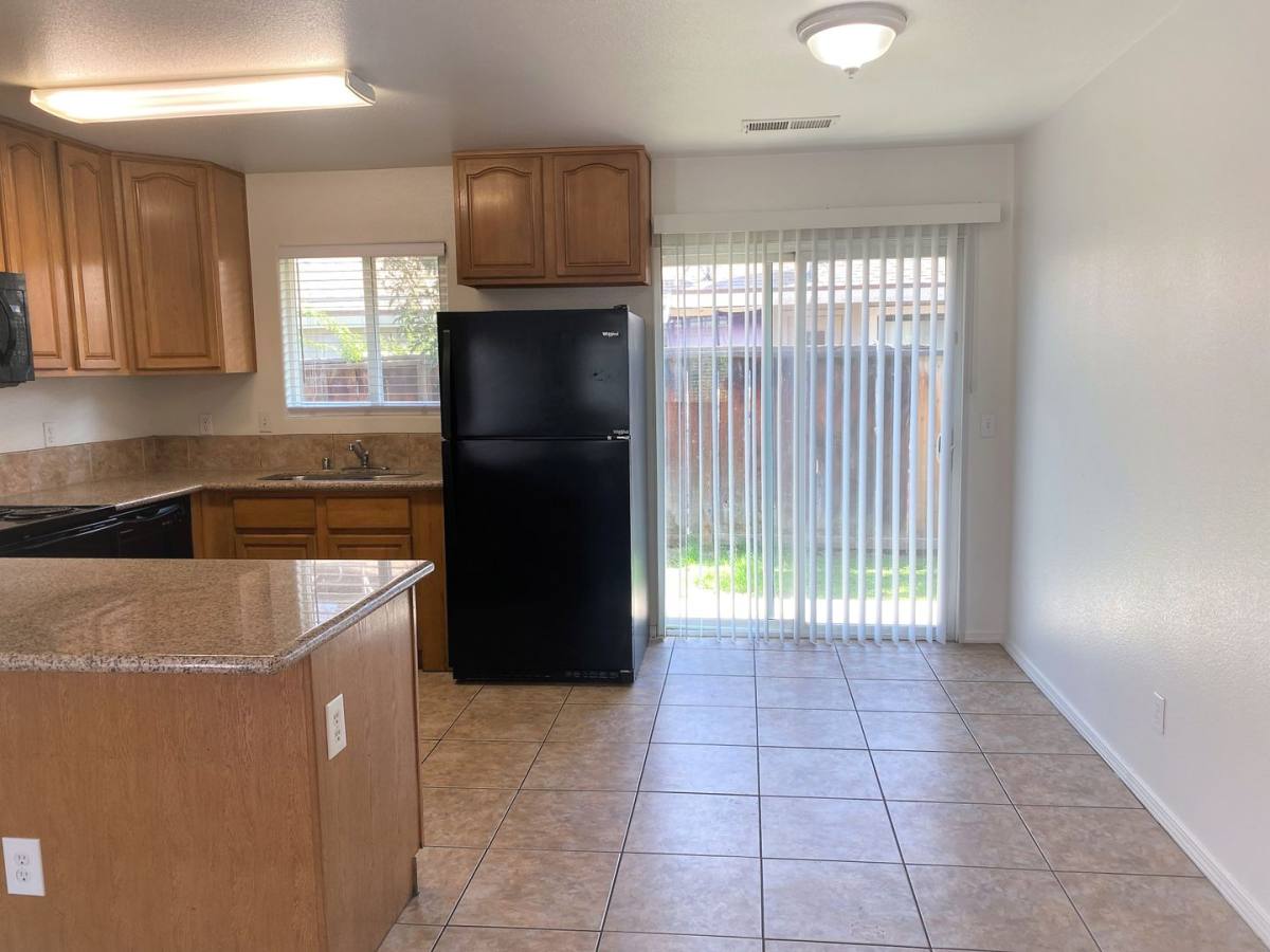 Apartment for rent at 941 W Dakota Ave, Fresno, CA 93705