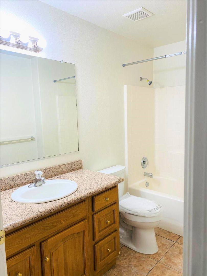 Apartment for rent at 941 W Dakota Ave, Fresno, CA 93705