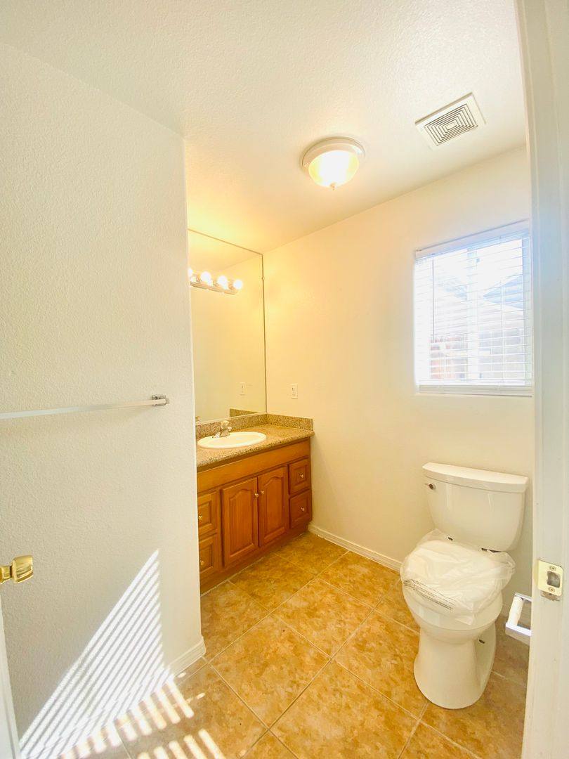 941 W Dakota Ave, Fresno, CA 93705 - Apartment for Rent - Image 9