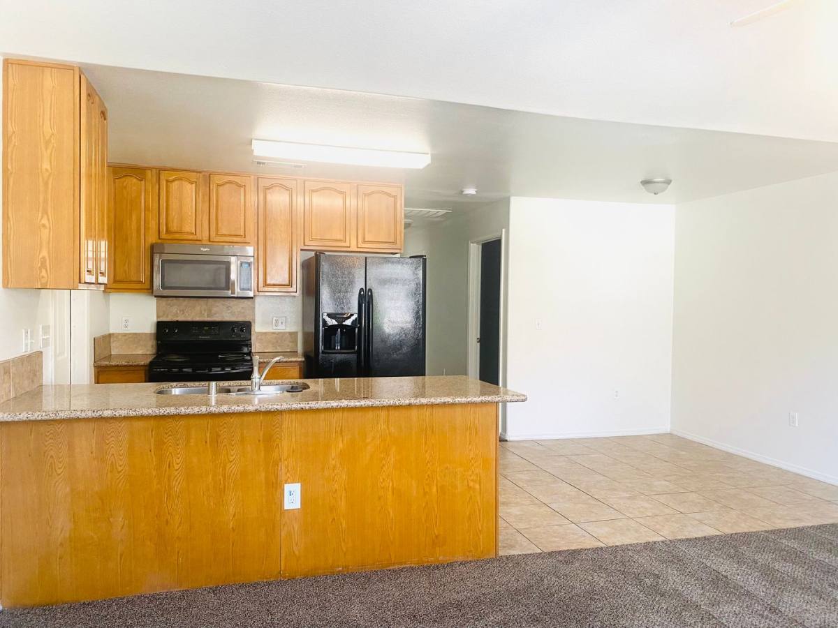 Apartment for rent at 941 W Dakota Ave, Fresno, CA 93705
