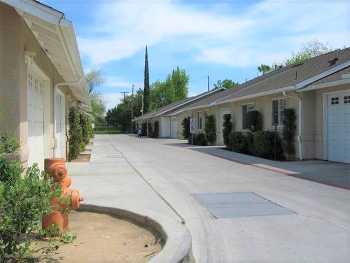 Apartment for rent at 941 W Dakota Ave, Fresno, CA 93705