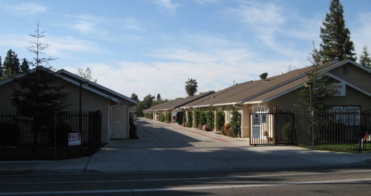 Apartment for rent at 941 W Dakota Ave, Fresno, CA 93705