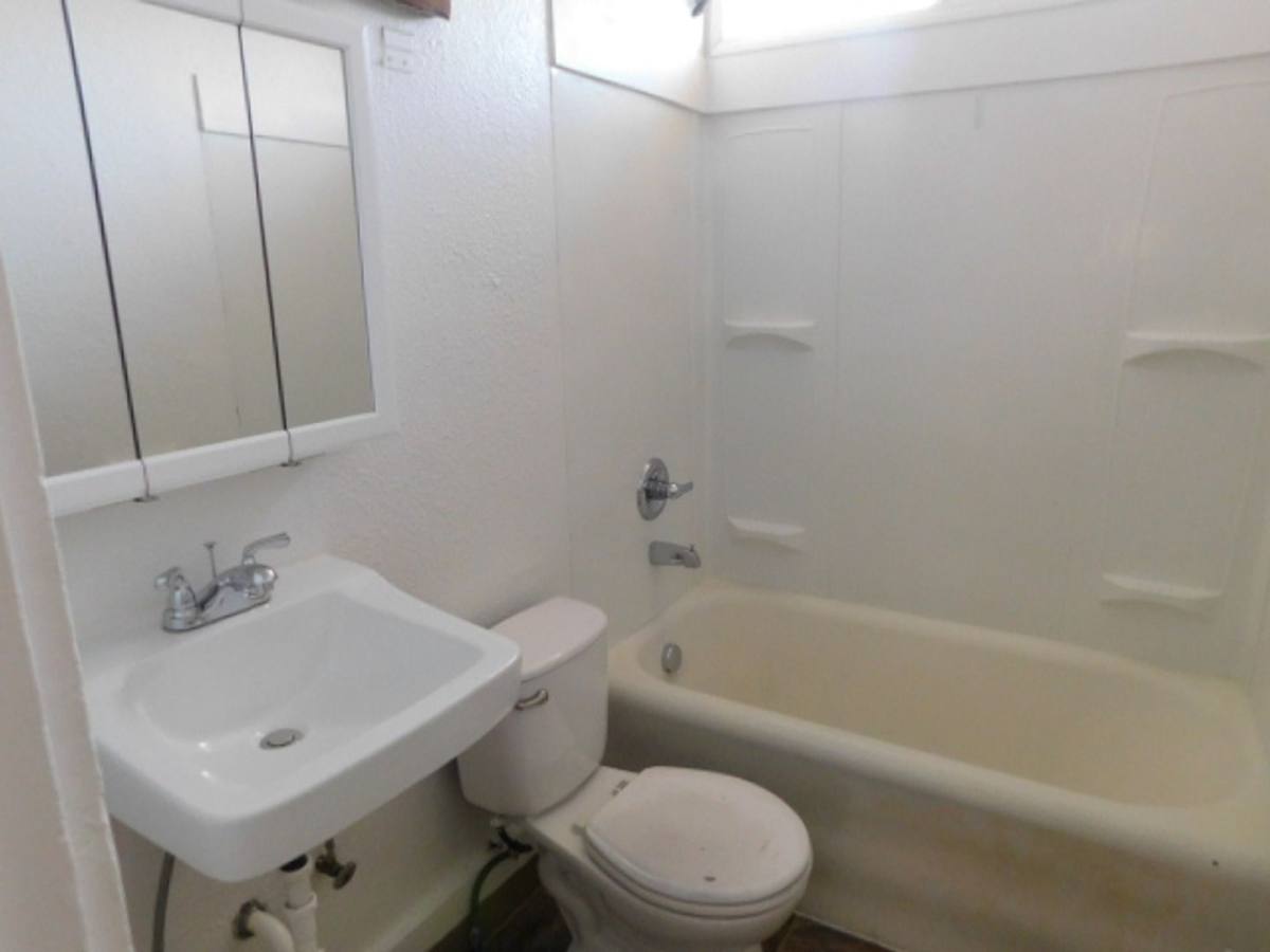 House for rent at 1385 18th St NE, Salem, OR 97301