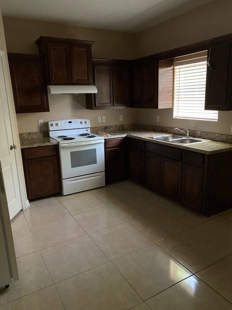 Apartment for rent at 700 Sunset, McAllen, TX 78503