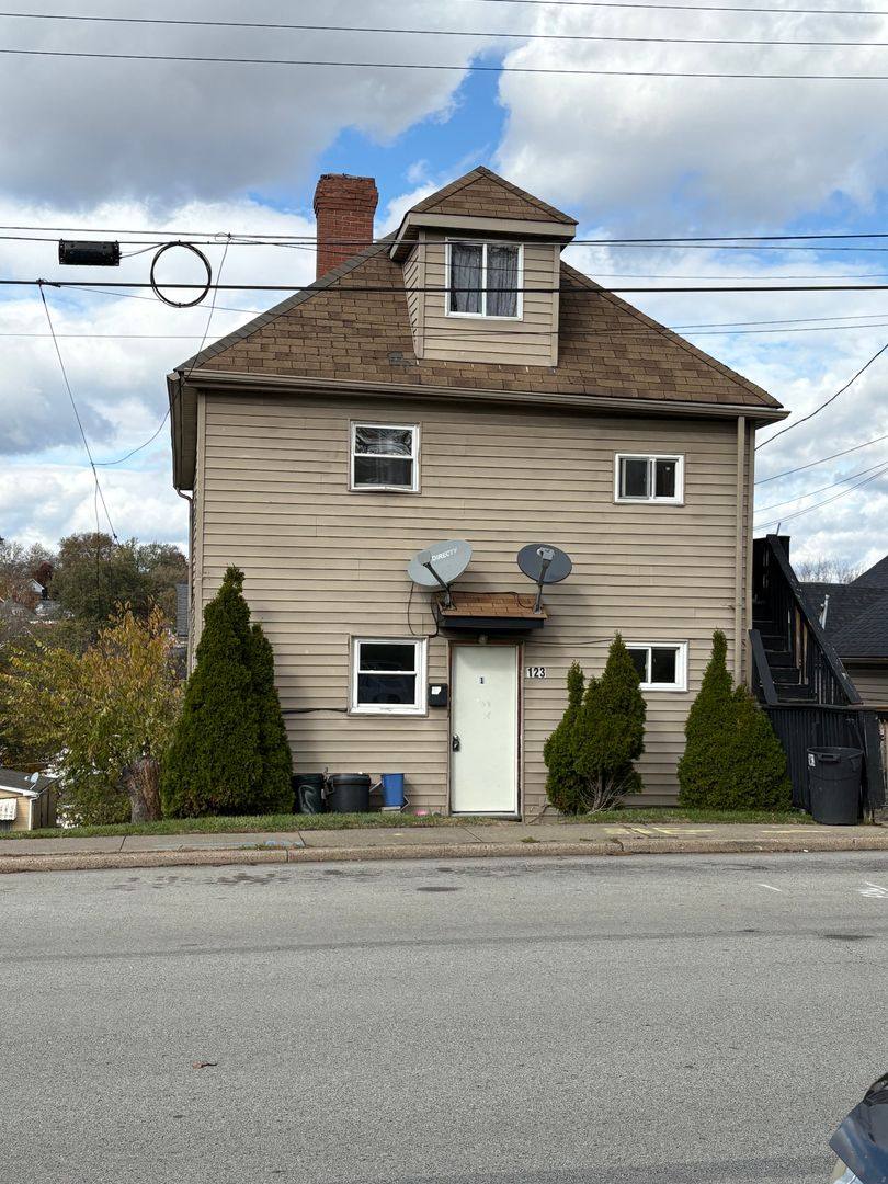 Apartment for rent at 123 W Walnut St, Washington, PA 15301