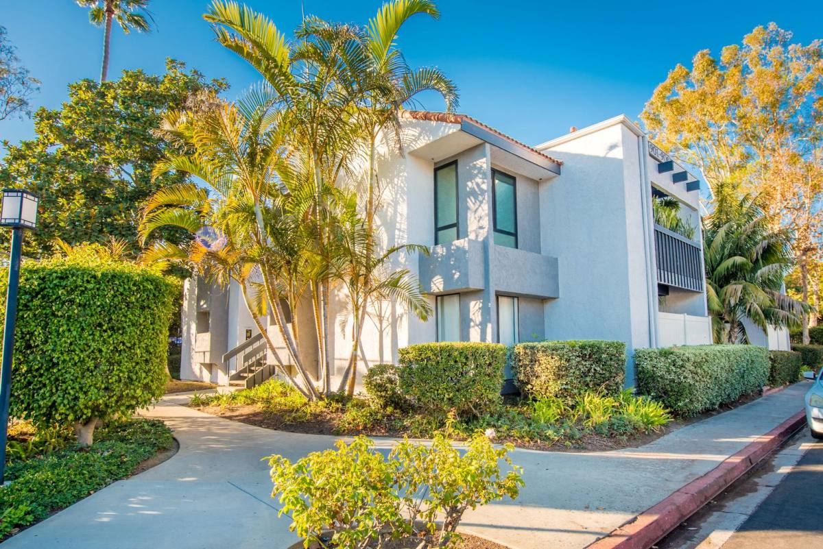 Condo for rent at 2323 Huntington St, Huntington Beach, CA 92648