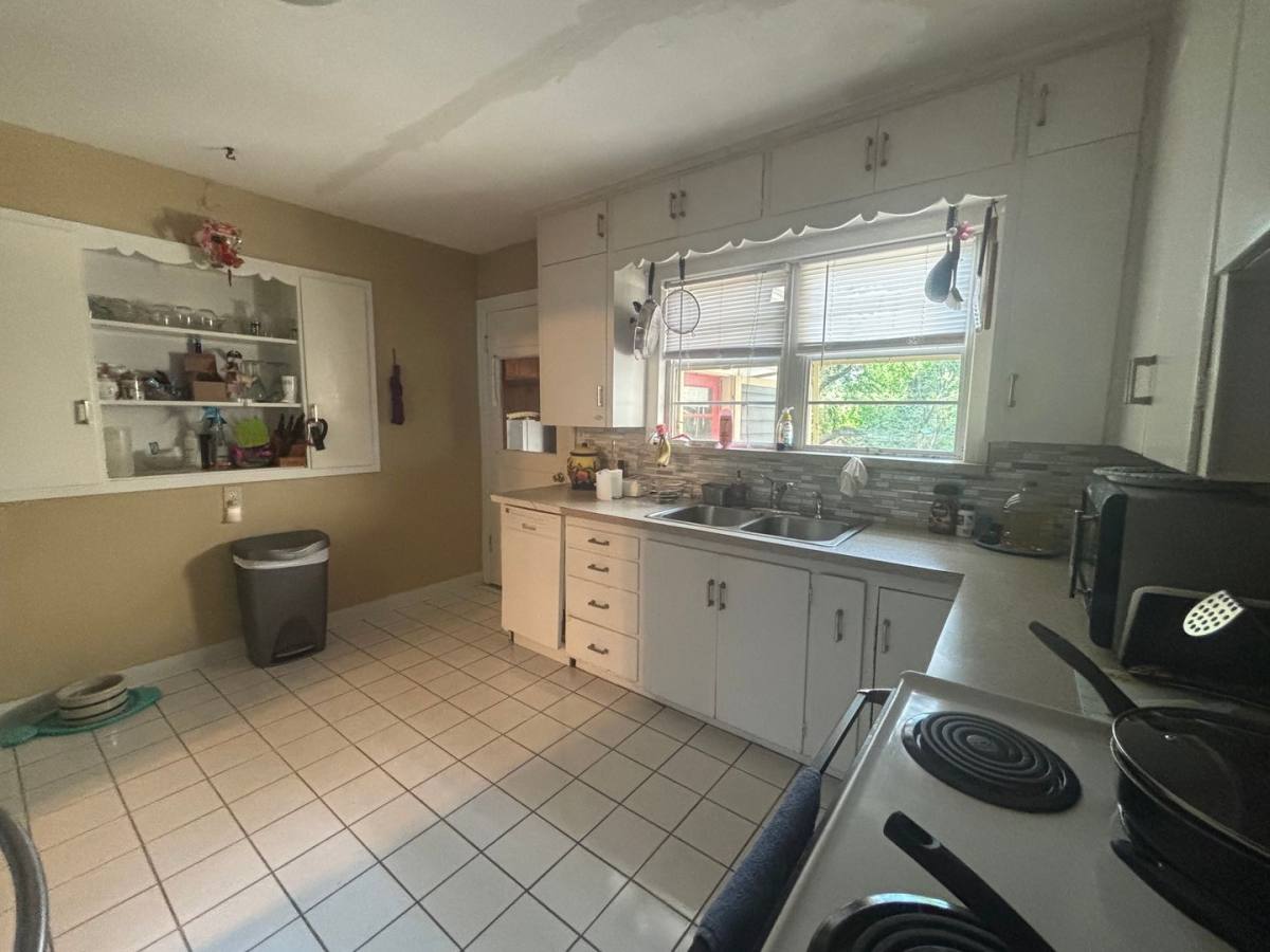 House for rent at 1109 E Linwood Dr, Springfield, MO 65807