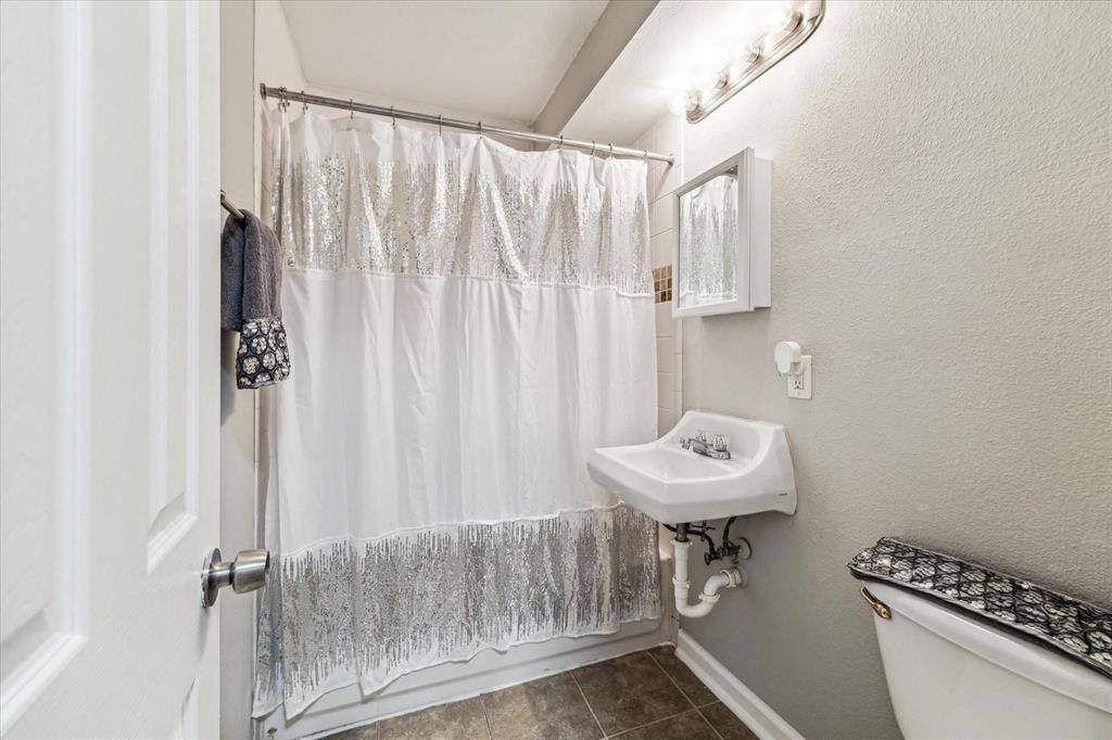 Apartment for rent at 1225 W 25th St #9, Houston, TX 77008