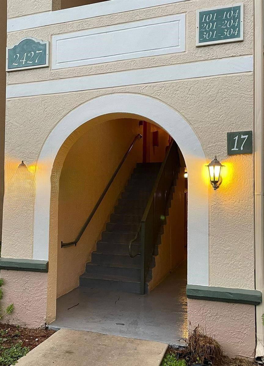 Apartment for rent at 2427 Centergate Dr, Hollywood, FL 33025