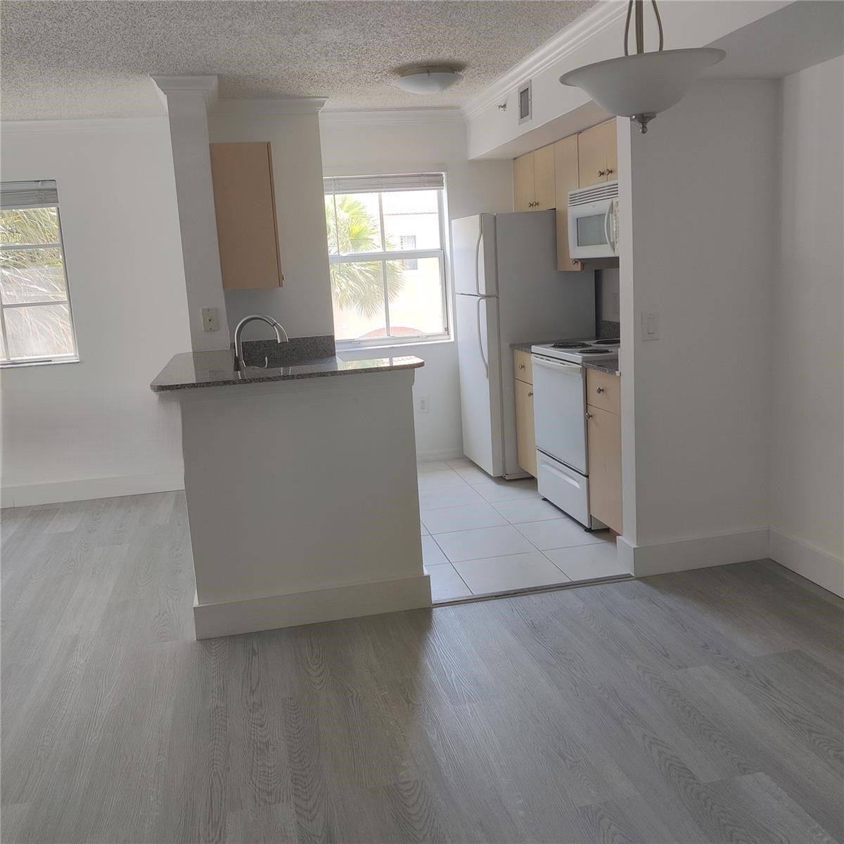 Apartment for rent at 2427 Centergate Dr, Hollywood, FL 33025