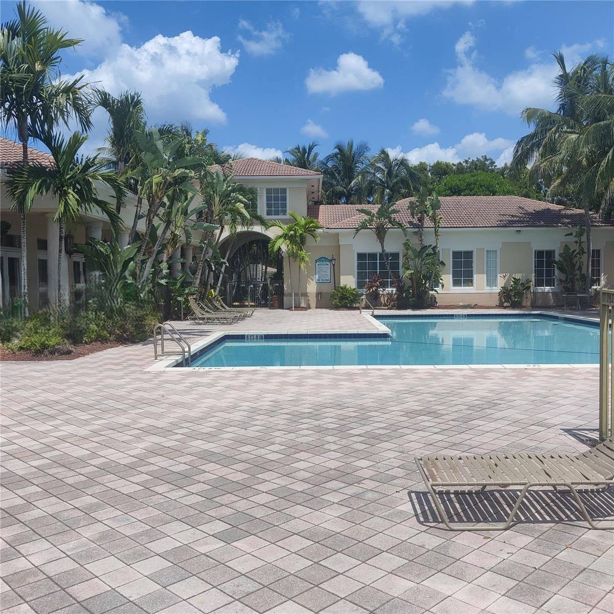 Apartment for rent at 2427 Centergate Dr, Hollywood, FL 33025