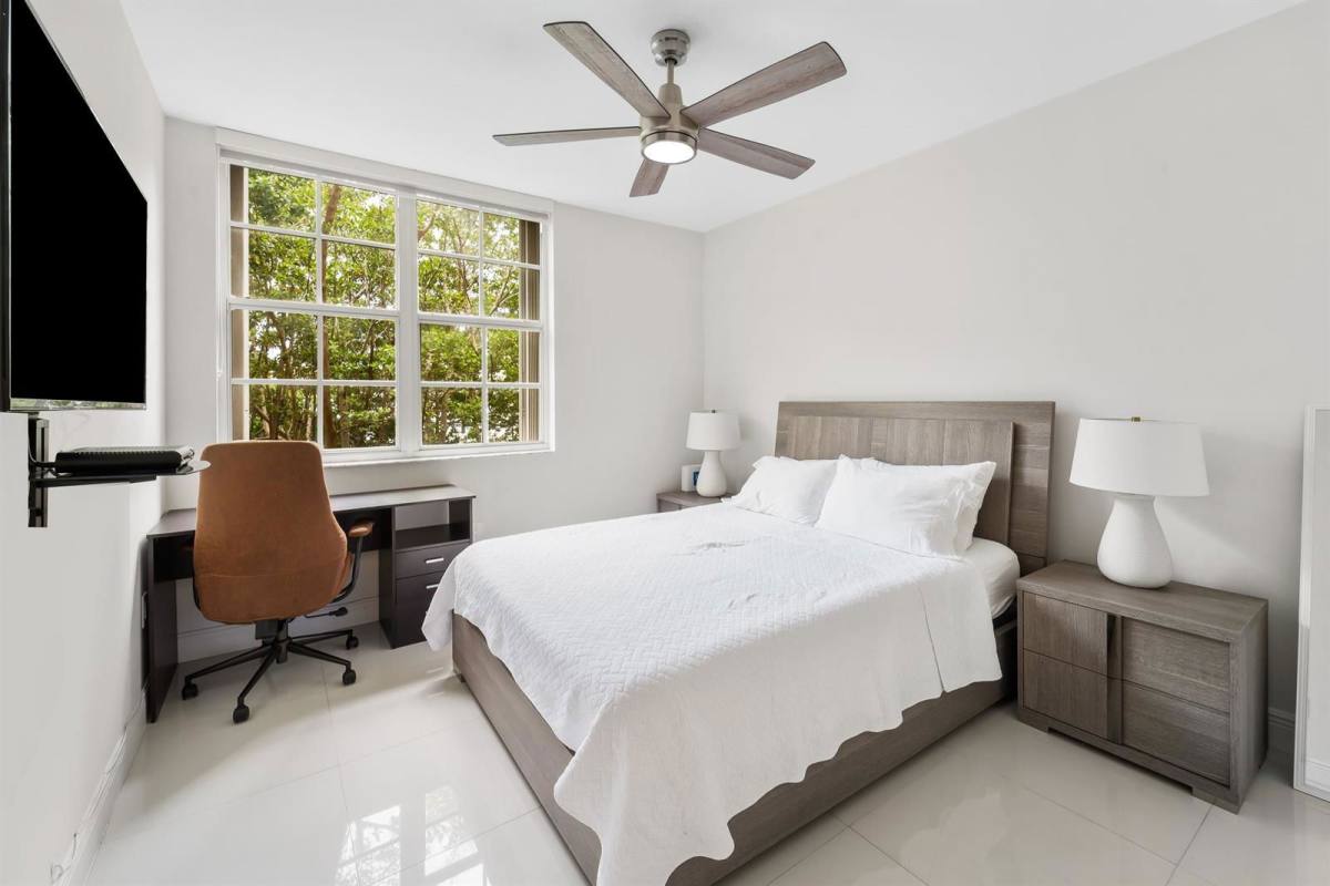 Apartment for rent at 19999 E Country Club Dr, Miami, FL 33180