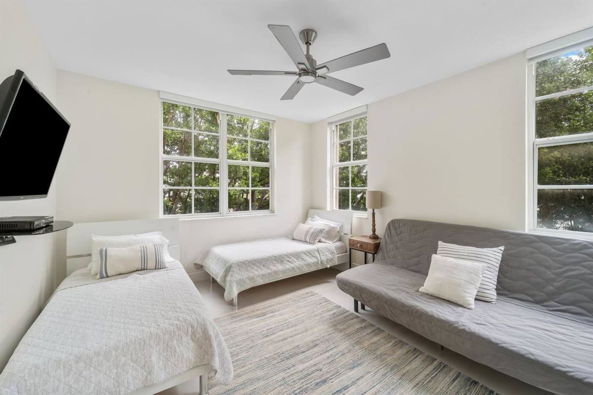 Apartment for rent at 19999 E Country Club Dr, Miami, FL 33180