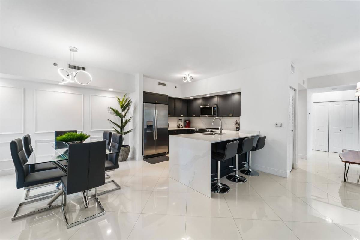 Apartment for rent at 19999 E Country Club Dr, Miami, FL 33180