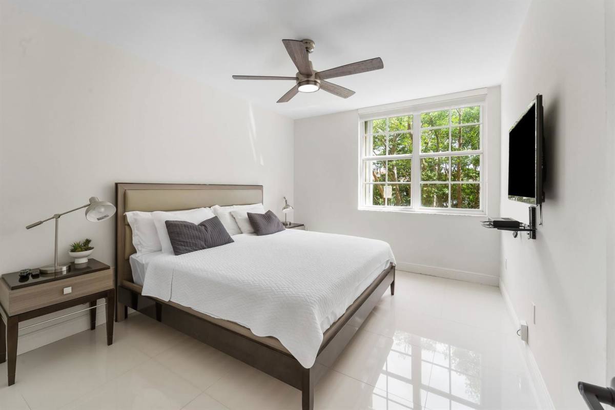 Apartment for rent at 19999 E Country Club Dr, Miami, FL 33180