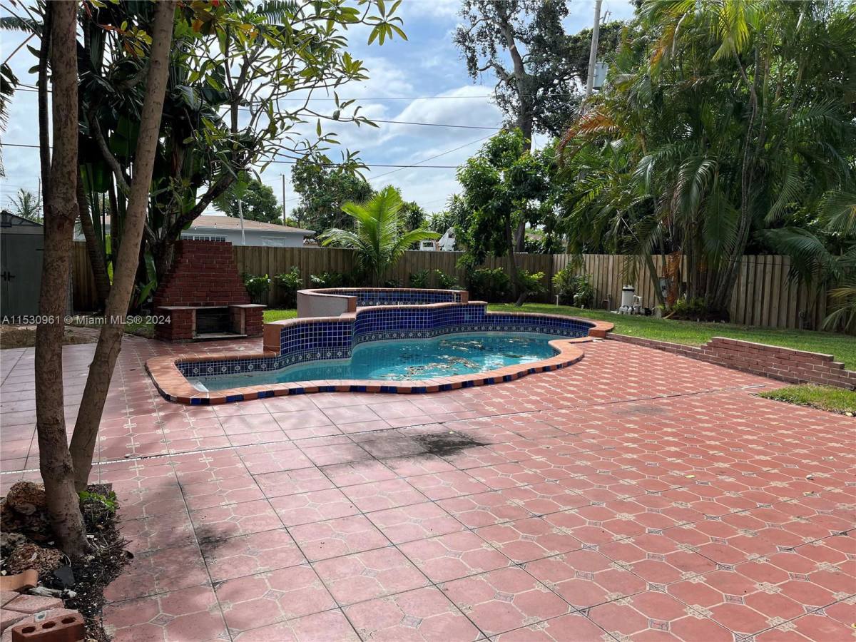 House for rent at 550 NE 174th St, Miami, FL 33162