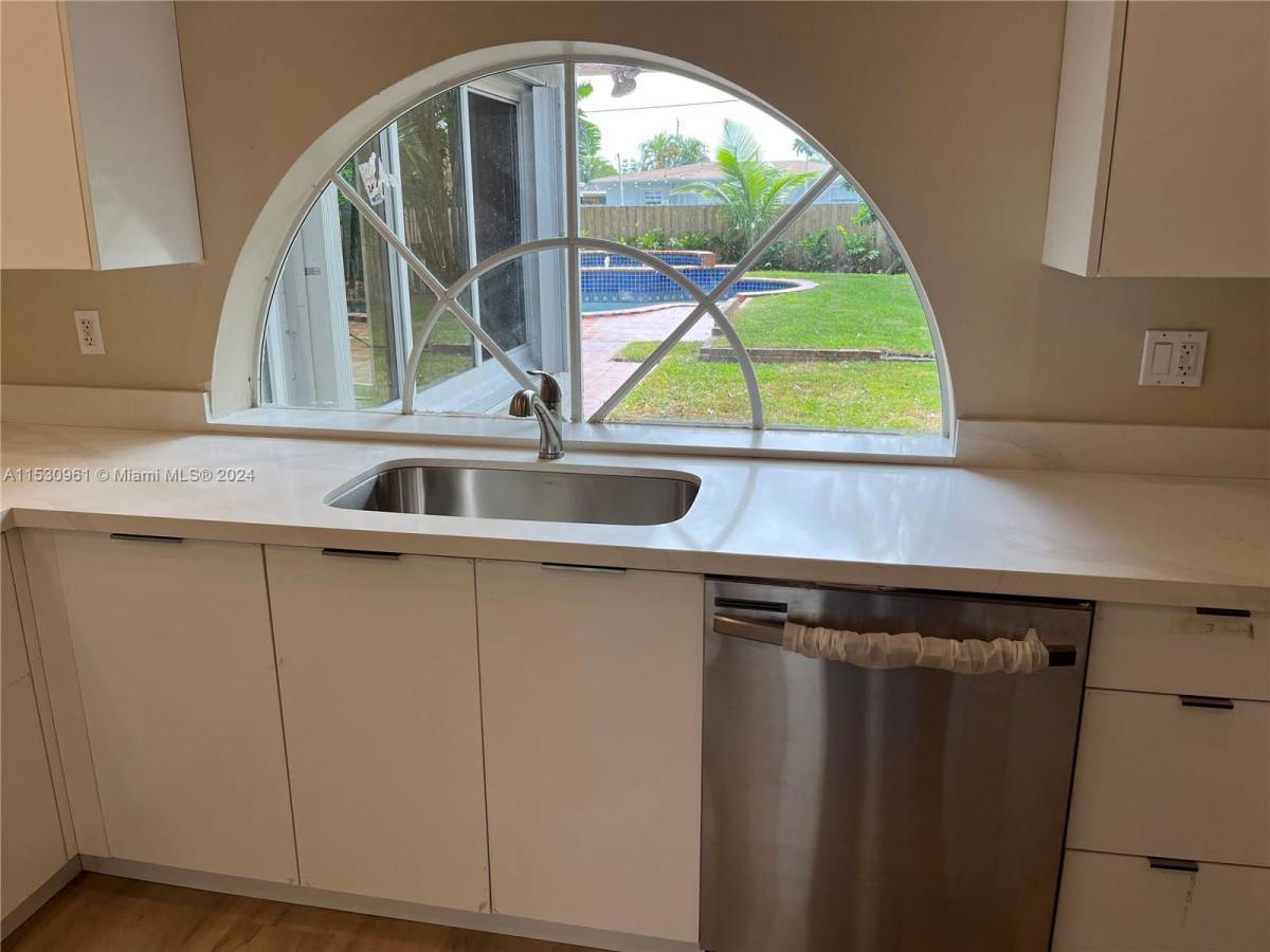 House for rent at 550 NE 174th St, Miami, FL 33162