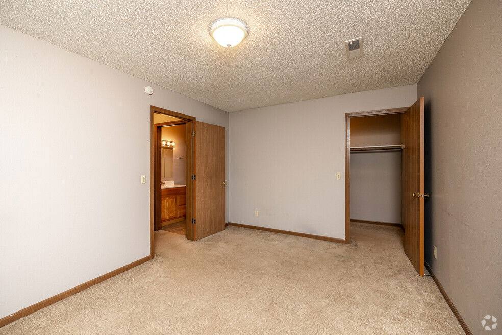 Apartment for rent at 1014 Oakcrest St #2, Iowa City, IA 52246