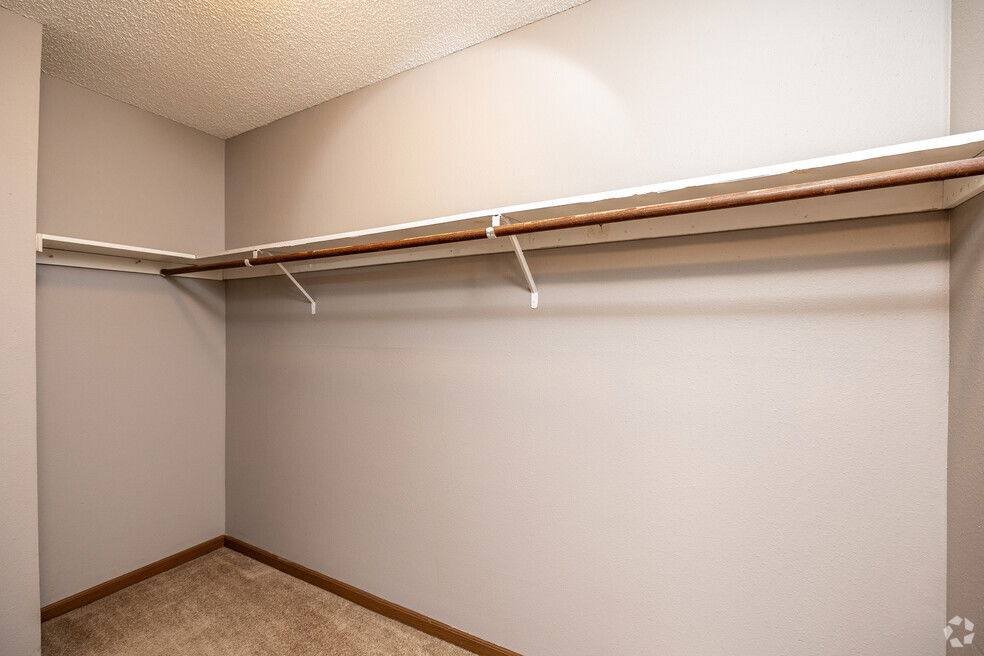 Apartment for rent at 1014 Oakcrest St #2, Iowa City, IA 52246
