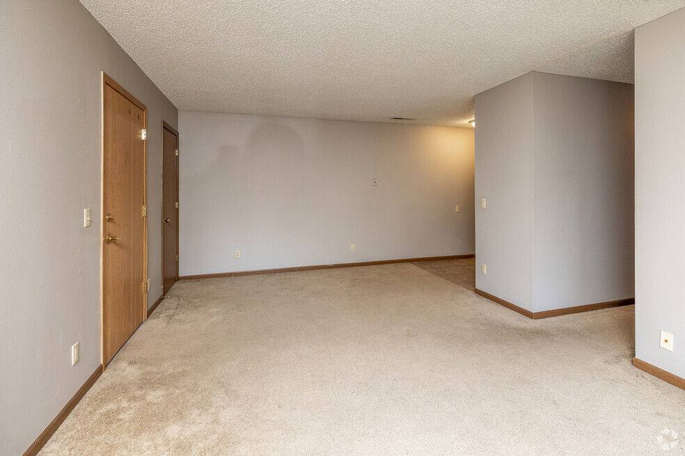 Apartment for rent at 1014 Oakcrest St #2, Iowa City, IA 52246
