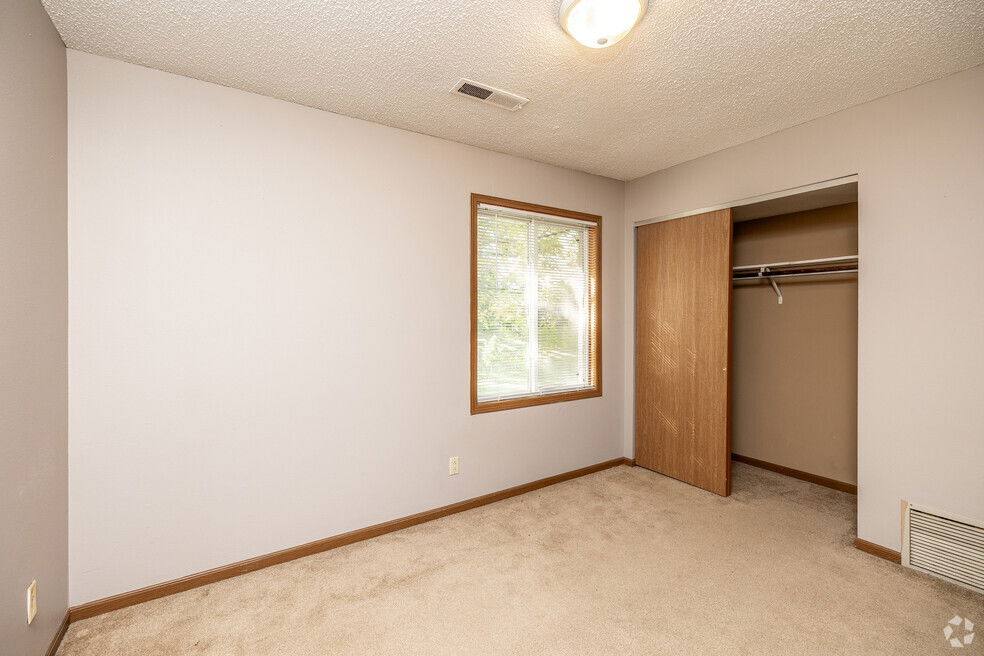 Apartment for rent at 1014 Oakcrest St #2, Iowa City, IA 52246