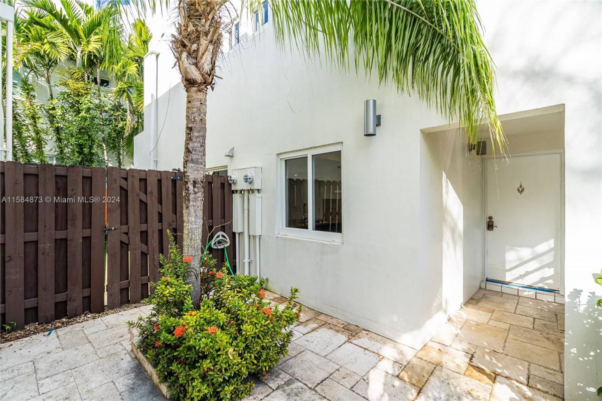 Townhouse for rent at 2945 Bridgeport Ave, Miami, FL 33133