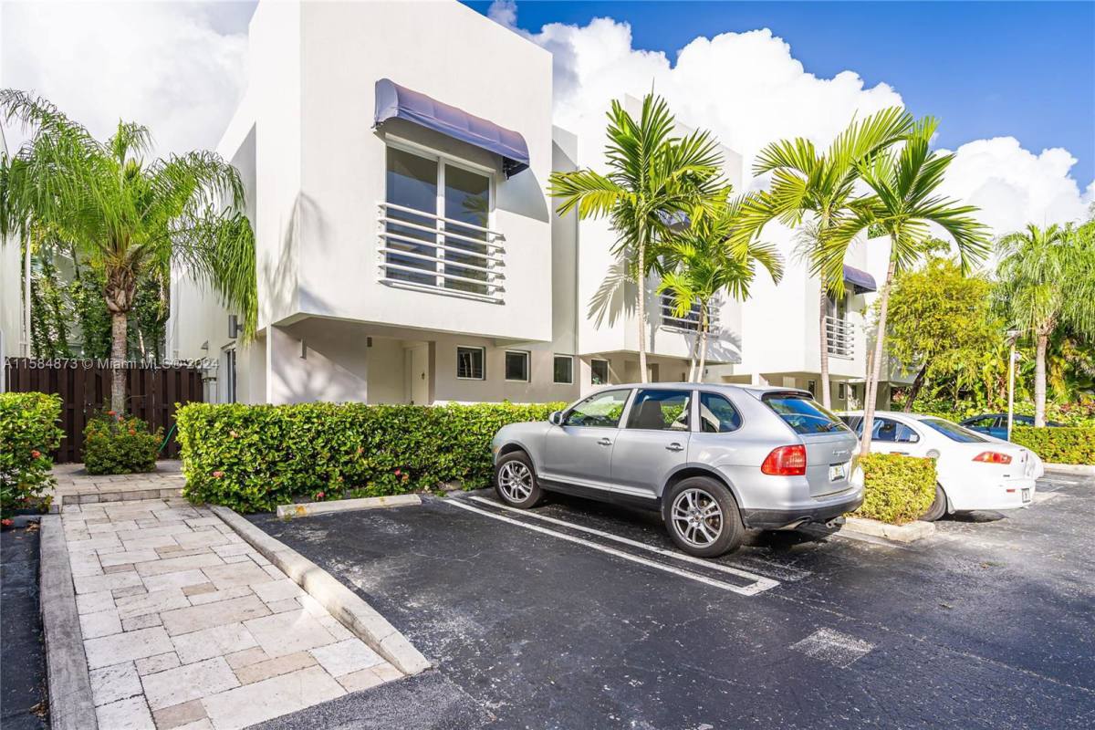 Townhouse for rent at 2945 Bridgeport Ave, Miami, FL 33133