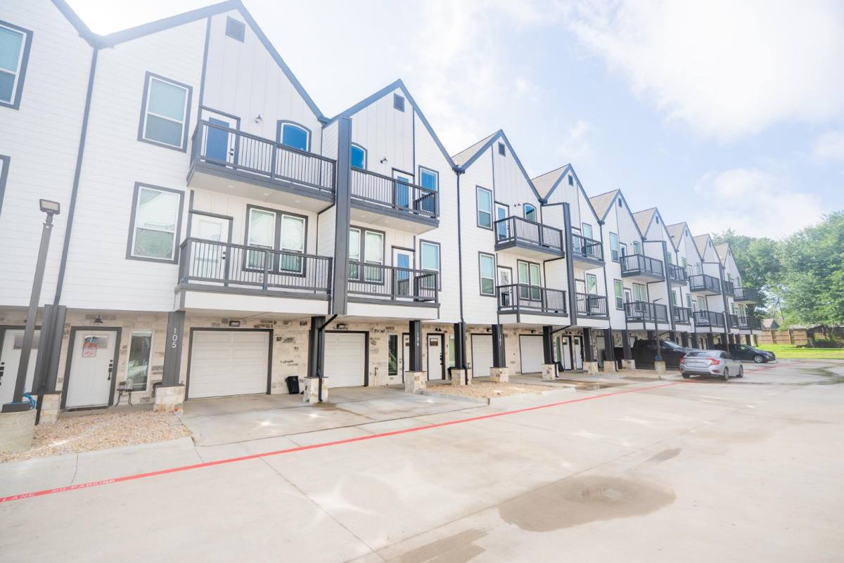 Townhouse for rent at 2519 Washington St -101 #2519 Stre, Waller, TX 77484