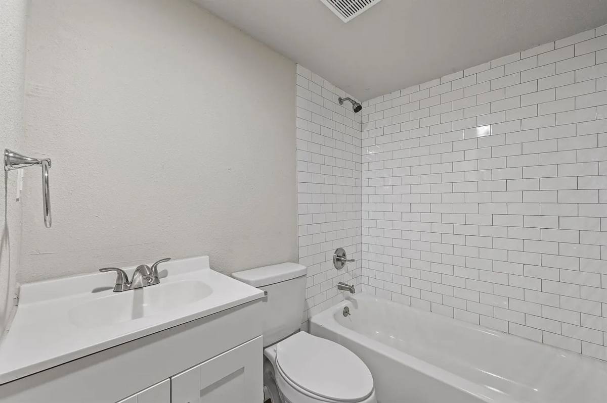 Apartment for rent at 653 N Henry Hynds Expressway, Van Alstyne, TX 75495