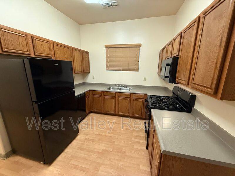 Apartment for rent at 522 Center St #B, Taft, CA 93268