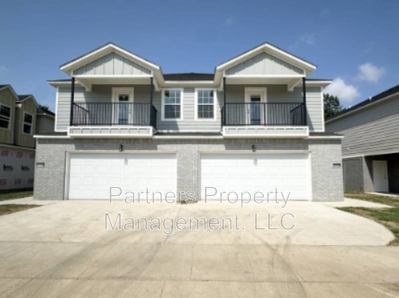 Apartment for rent at 1067 S Benchmark Lane #1, Fayetteville, AR 72704