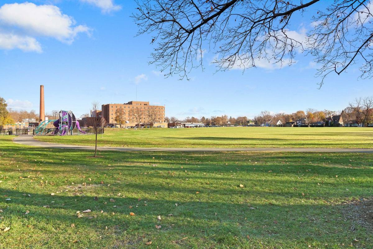 Apartment for rent at 1405 N Ave, Waukegan, IL 60085