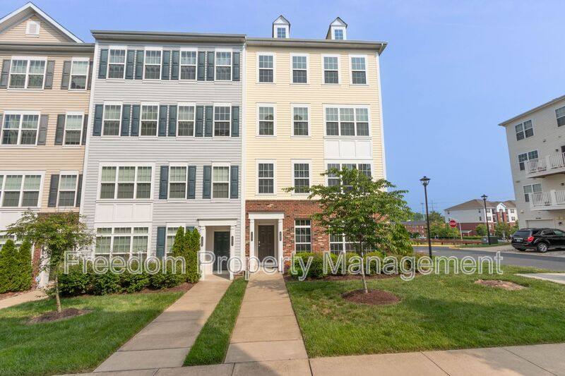 Townhouse for rent at 17002 Beveridge Dr, Dumfries, VA 22026