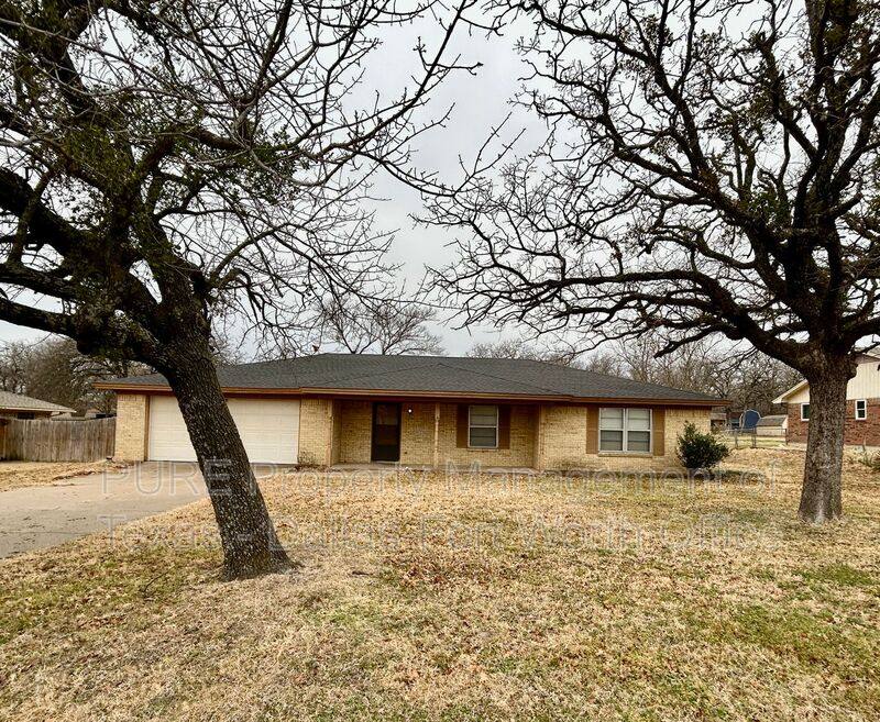 House for rent at 2608 Oaks Dr, Granbury, TX 76049