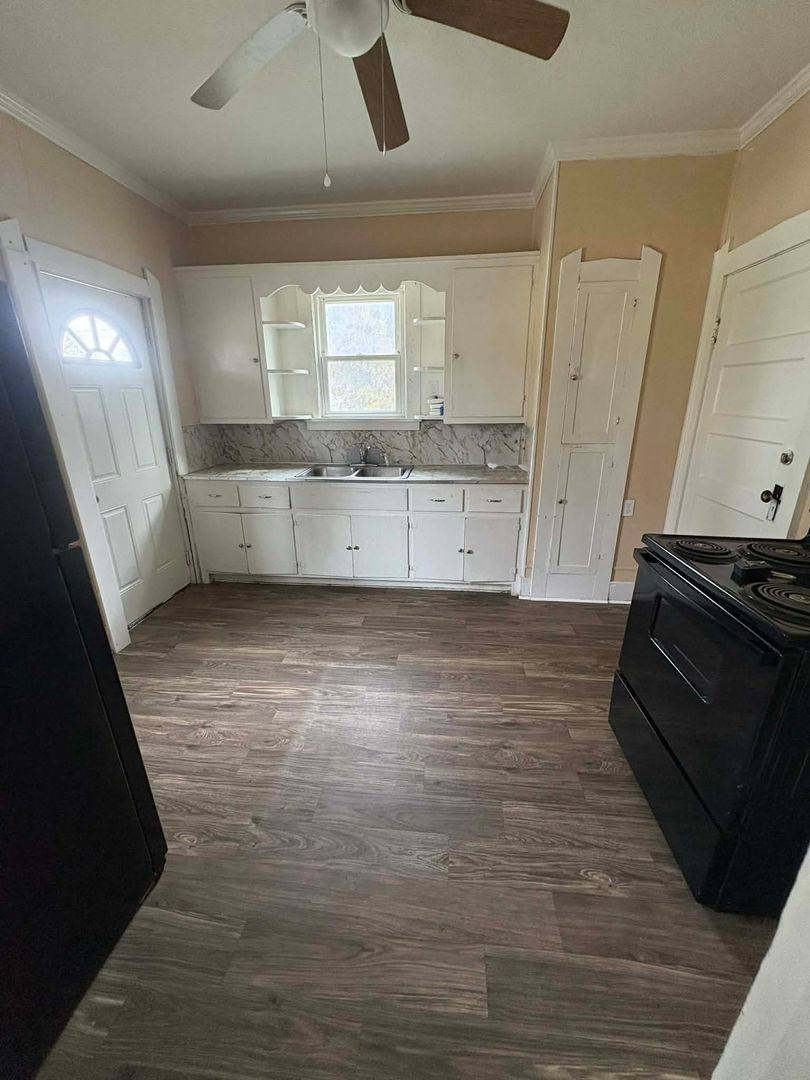 House for rent at 513 W Cherry St, Glasgow, KY 42141