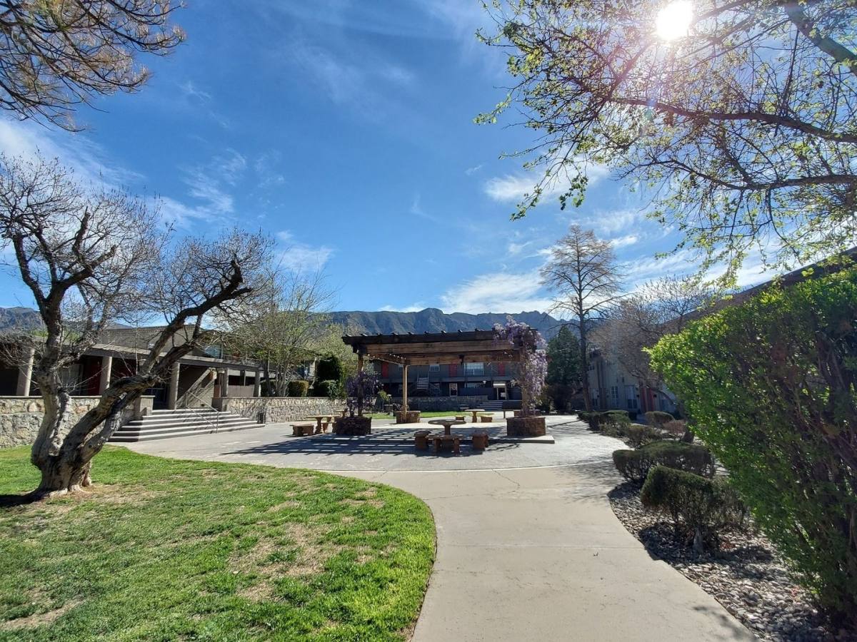 Apartment for rent at 200 Shadow Mountain Dr, El Paso, TX 79912