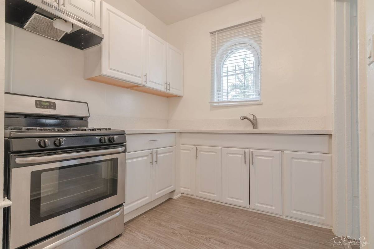 Apartment for rent at 130 N Westmoreland Ave, Los Angeles, CA 90004