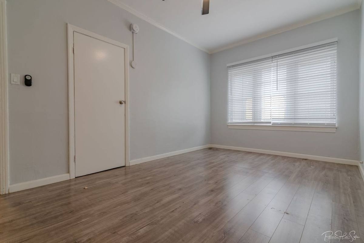 Apartment for rent at 130 N Westmoreland Ave, Los Angeles, CA 90004