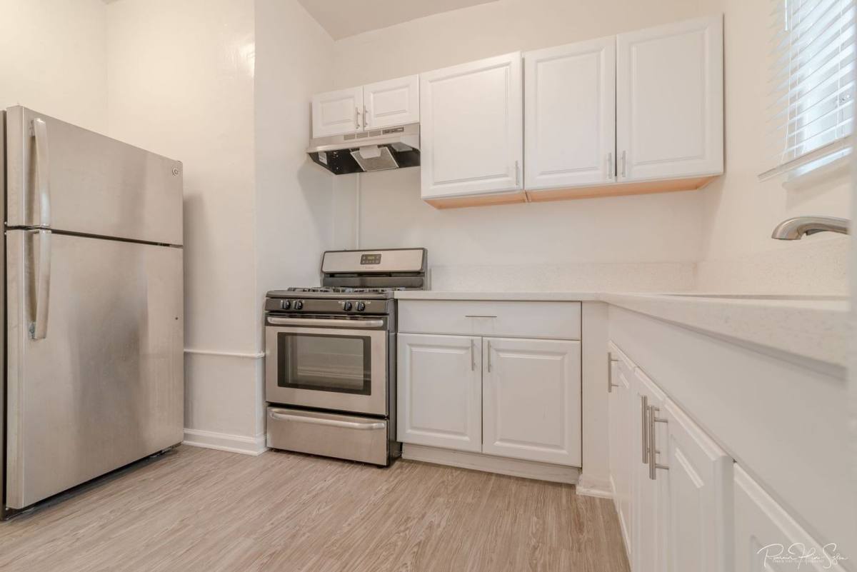 Apartment for rent at 130 N Westmoreland Ave, Los Angeles, CA 90004