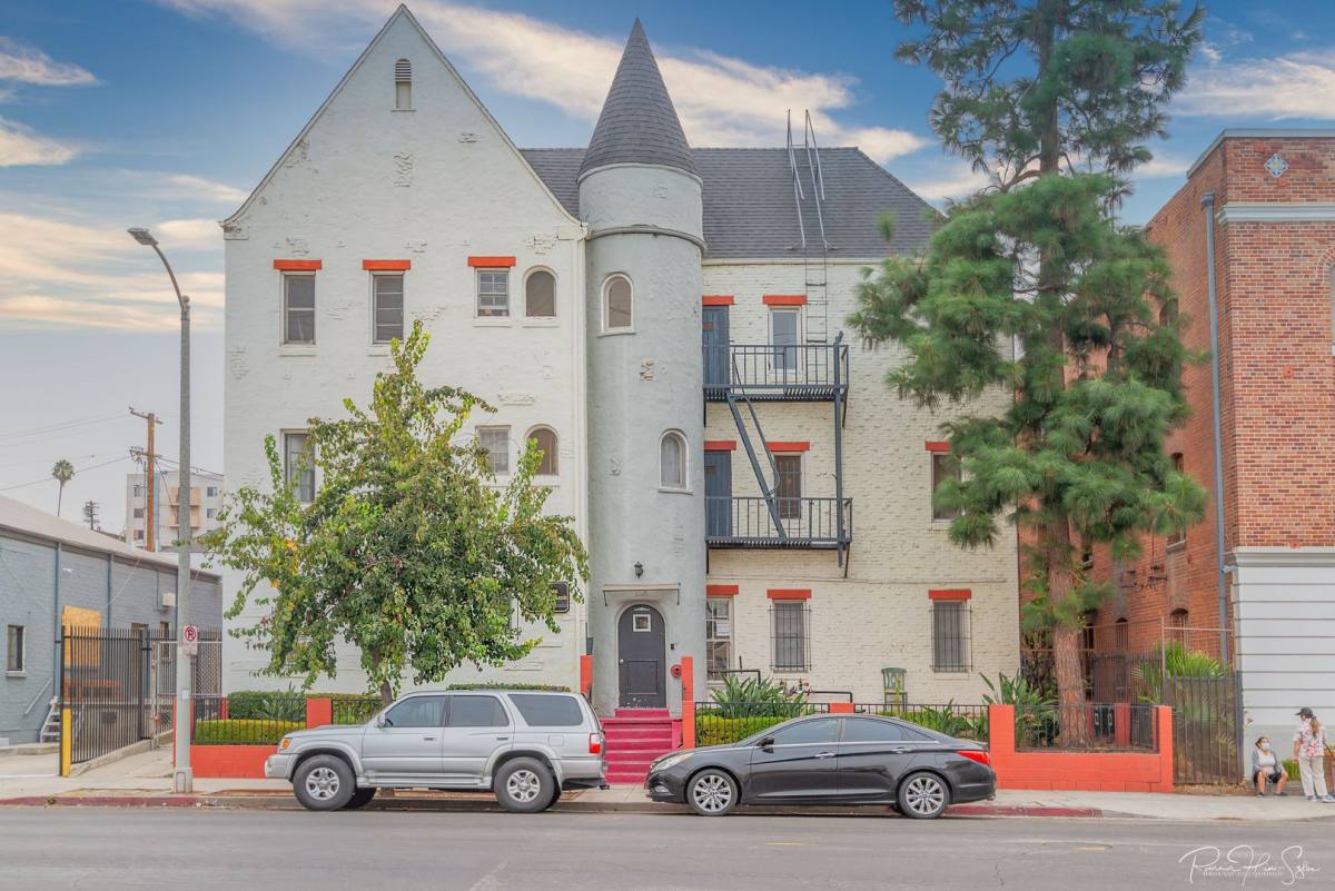 Apartment for rent at 130 N Westmoreland Ave, Los Angeles, CA 90004