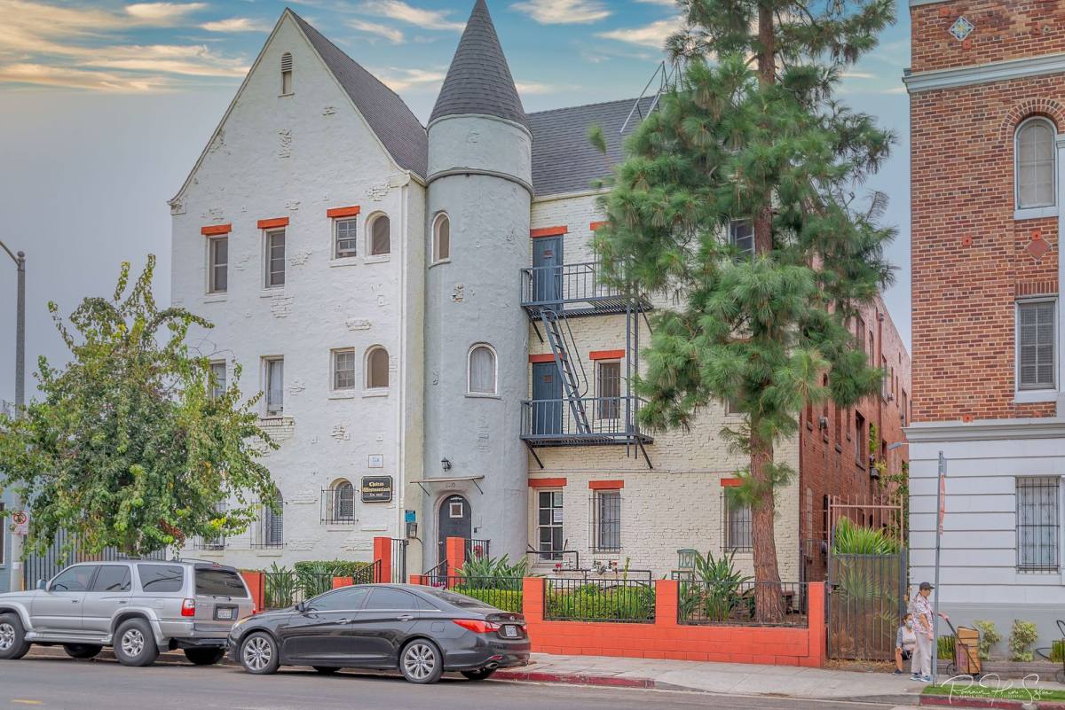Apartment for rent at 130 N Westmoreland Ave, Los Angeles, CA 90004