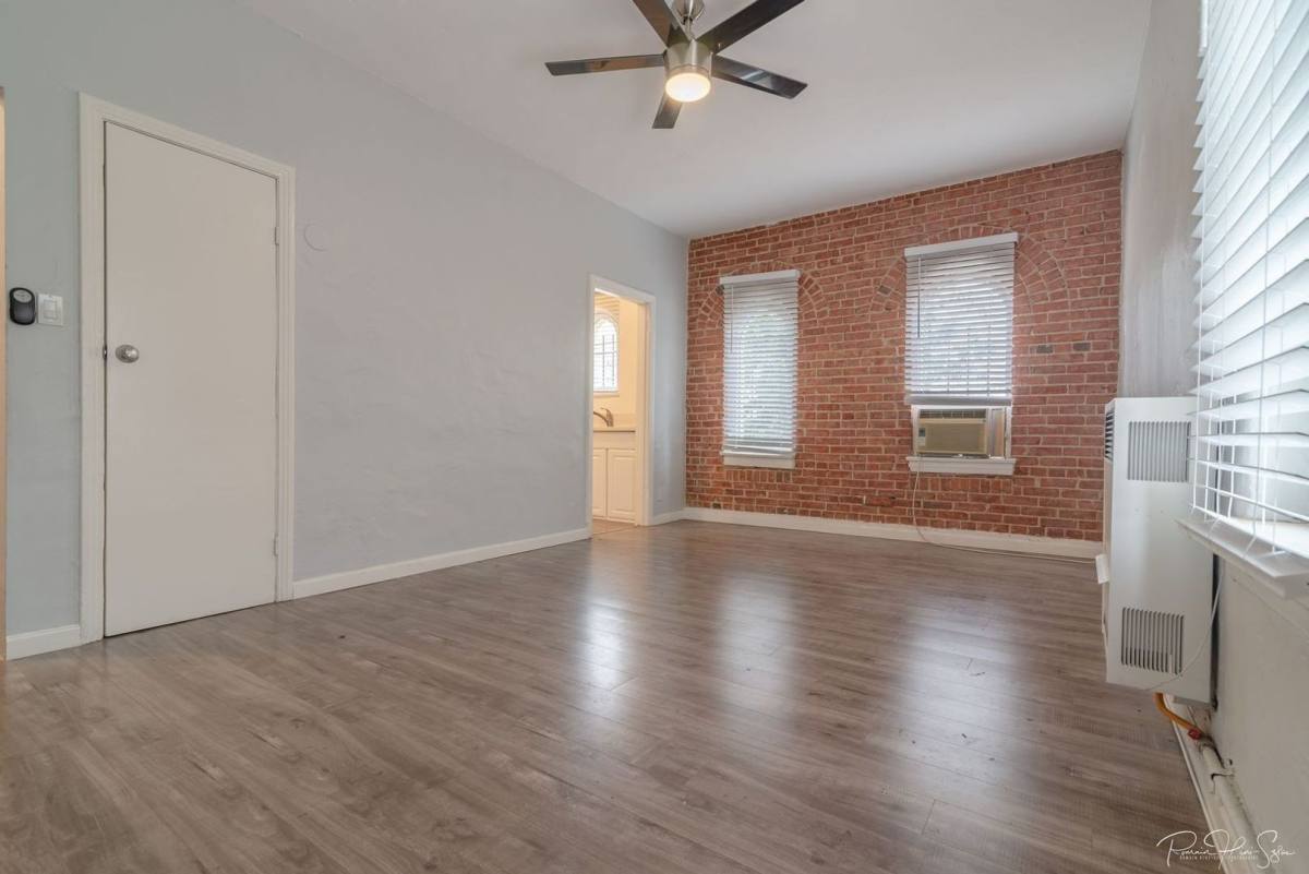 Apartment for rent at 130 N Westmoreland Ave, Los Angeles, CA 90004