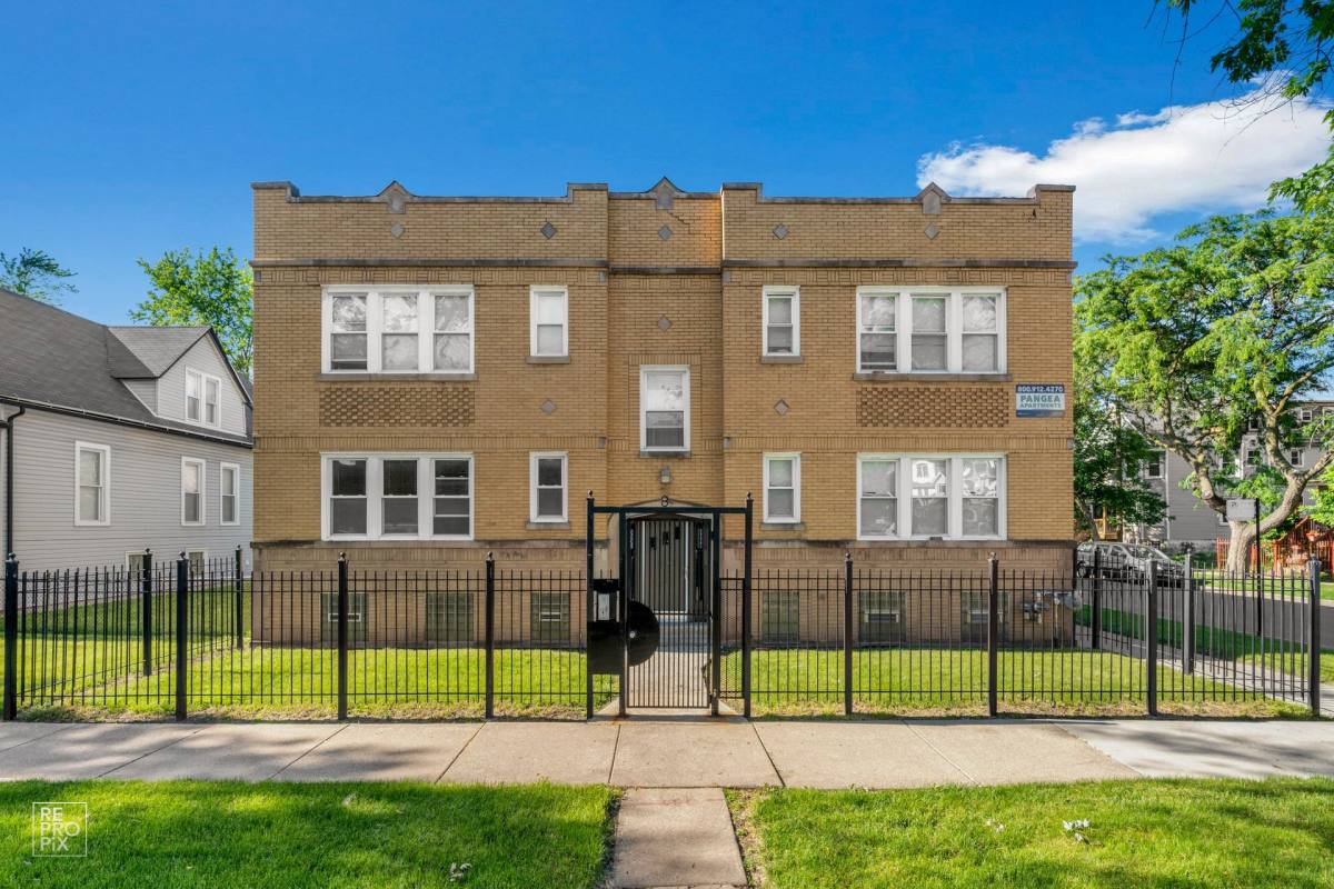 Apartment for rent at 5800 W Iowa St, Chicago, IL 60651
