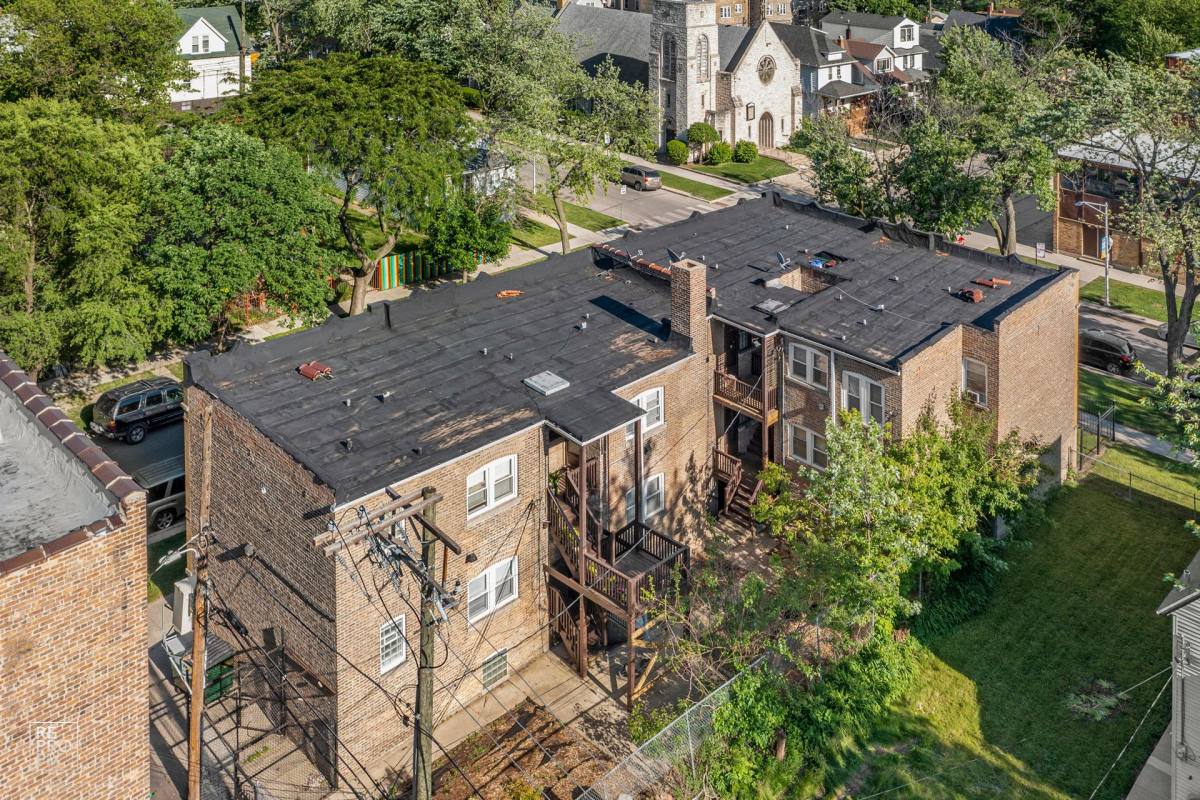 Apartment for rent at 5800 W Iowa St, Chicago, IL 60651