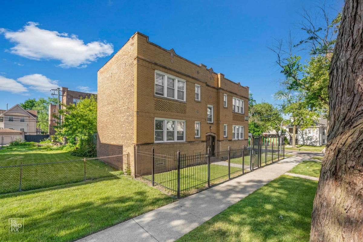 Apartment for rent at 5800 W Iowa St, Chicago, IL 60651
