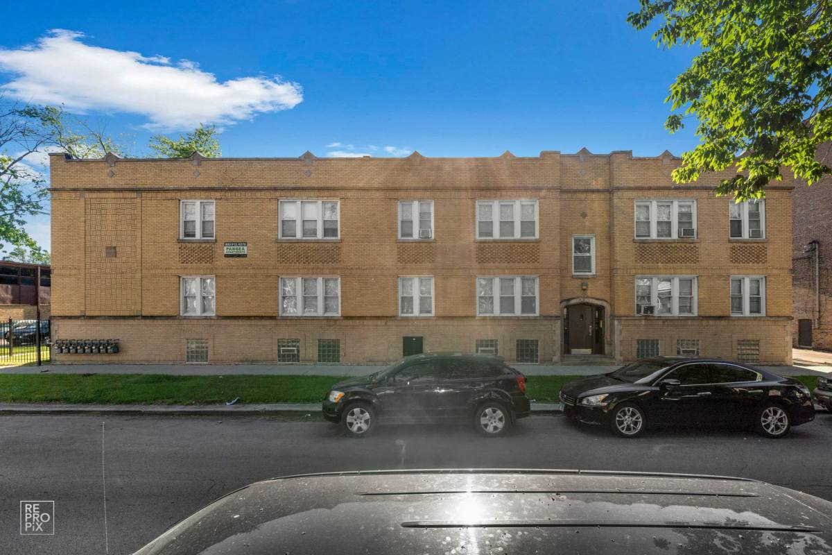 Apartment for rent at 5800 W Iowa St, Chicago, IL 60651