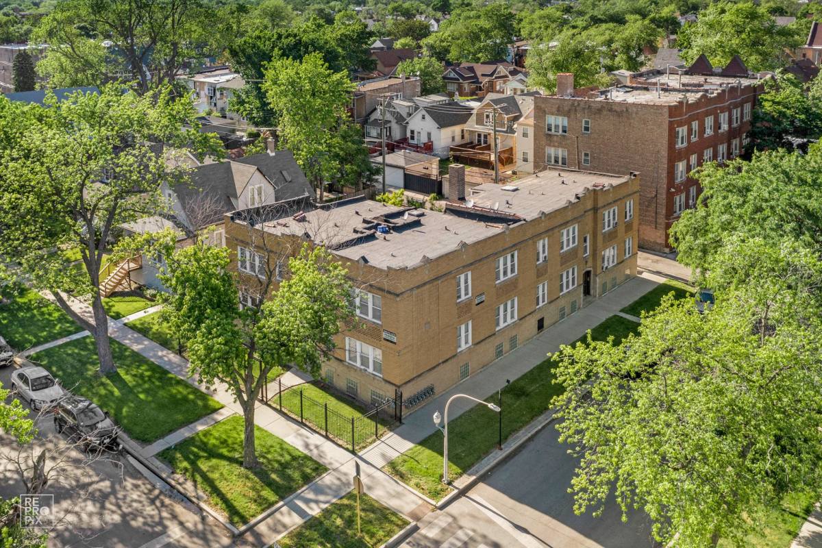 Apartment for rent at 5800 W Iowa St, Chicago, IL 60651