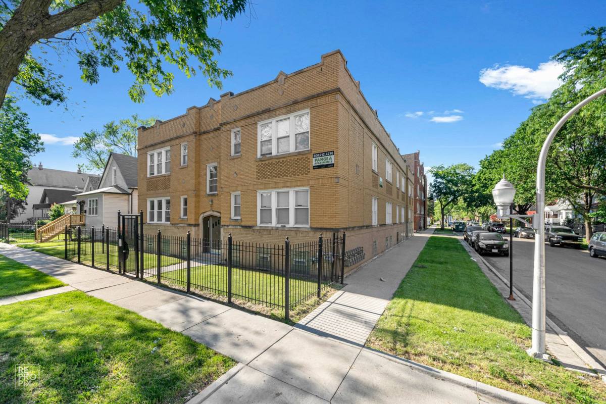 Apartment for rent at 5800 W Iowa St, Chicago, IL 60651