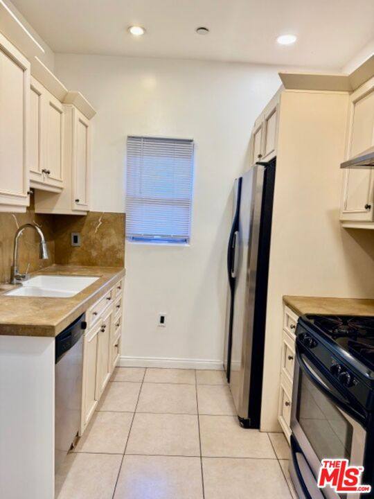 Apartment for rent at 917 N Sierra Bonita Ave #917-3, Los Angeles, CA 90046